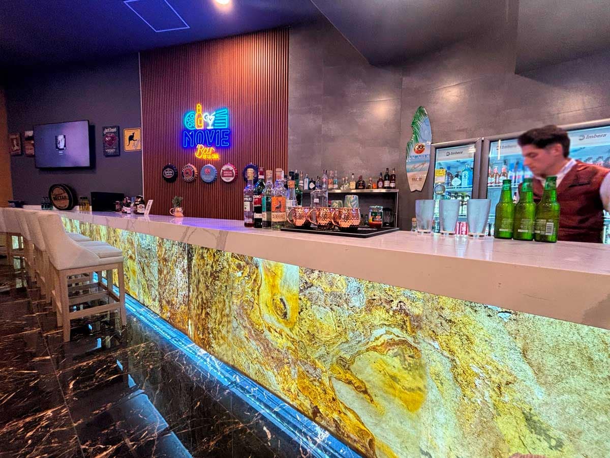 lamina-de-piedra-flexible-stoneflex-traslucida-barra-bar lamina-de-piedra-flexible-stoneflex-traslucida-barra-bar